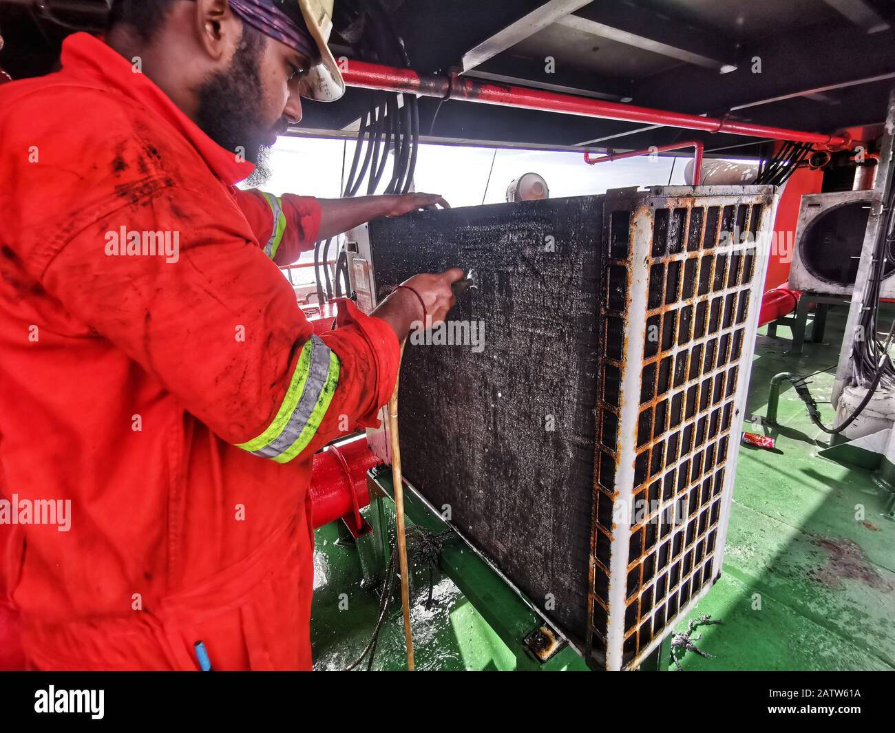 Marine Crew, die Wartungsarbeiten mit vollständiger PSA durchführt Stockfoto