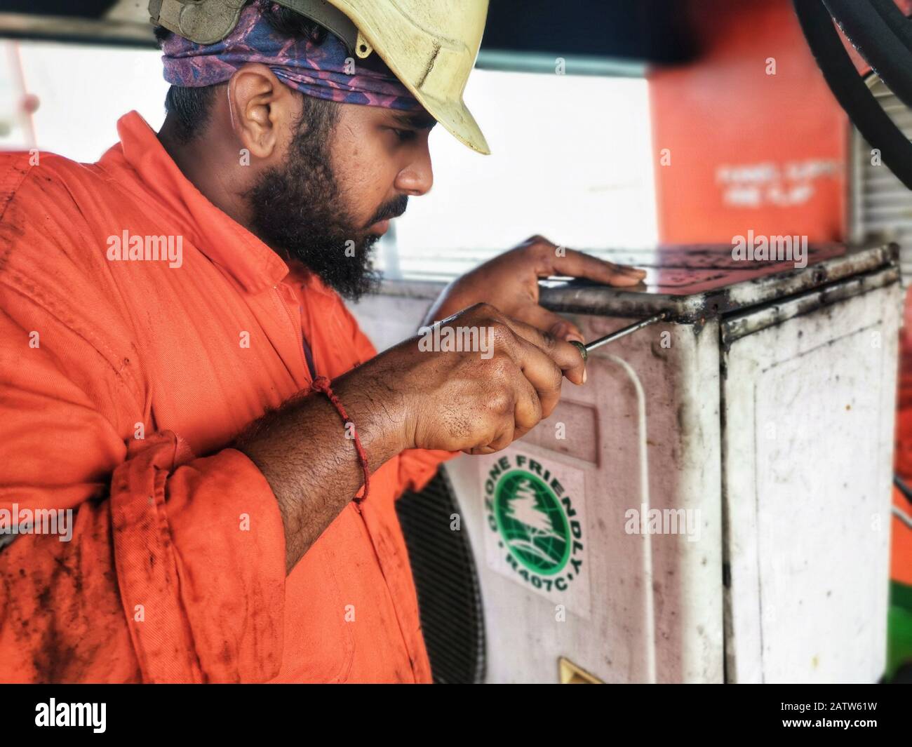 Marine Crew, die Wartungsarbeiten mit vollständiger PSA durchführt Stockfoto