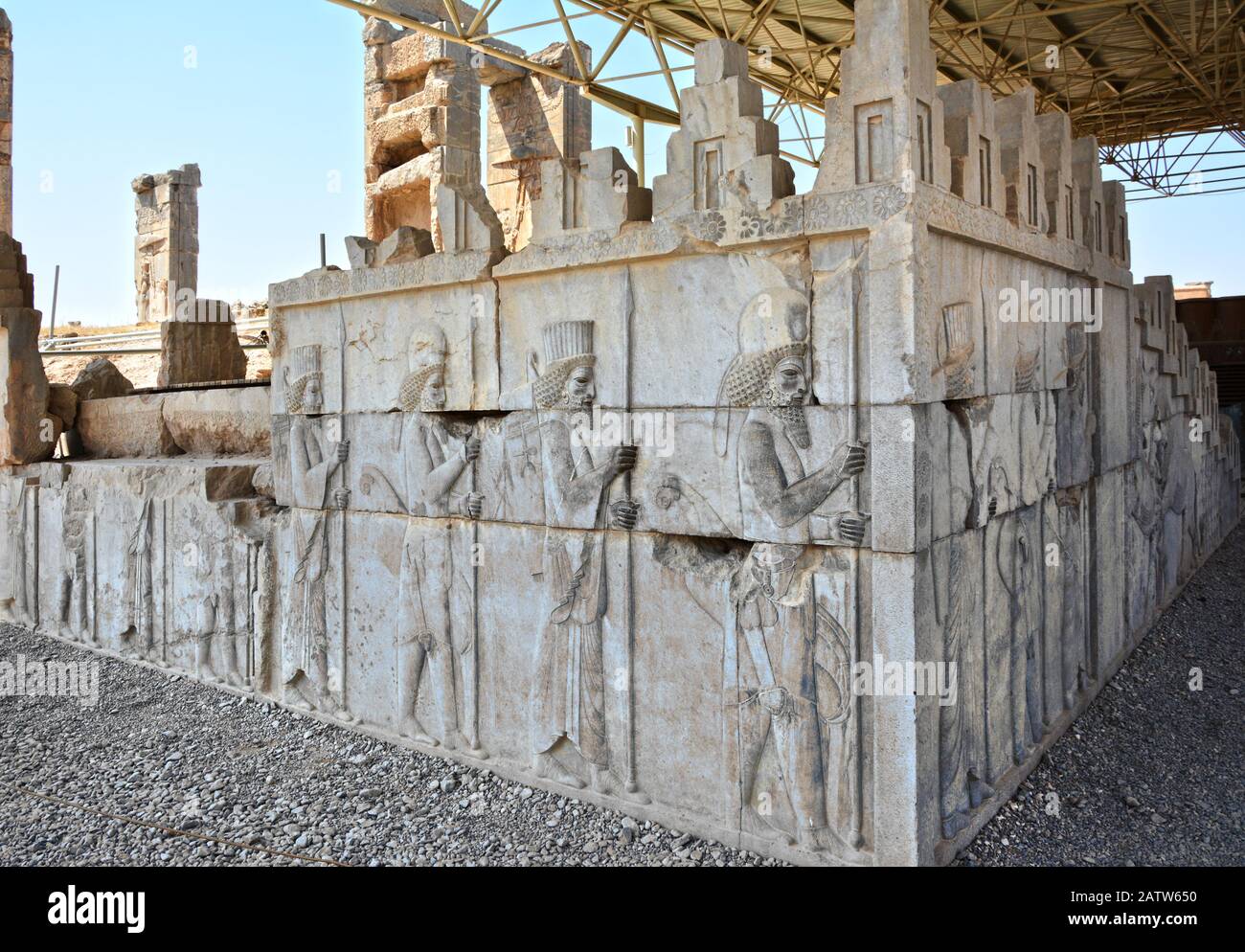 Persische und Mittlere Soldaten im Bas-Reliefraum auf dem Tripylon (Dreifachtor) von Persepolis, zwischen der Apadana und der Halle Der Hundert Säulen Stockfoto