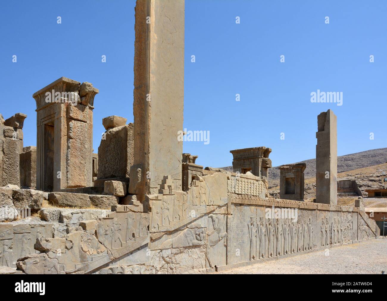 Darius-Palast, Tachara oder Winterpalast genannt, in Persepolis. Detail Südansicht mit Treppenrelief. Stockfoto