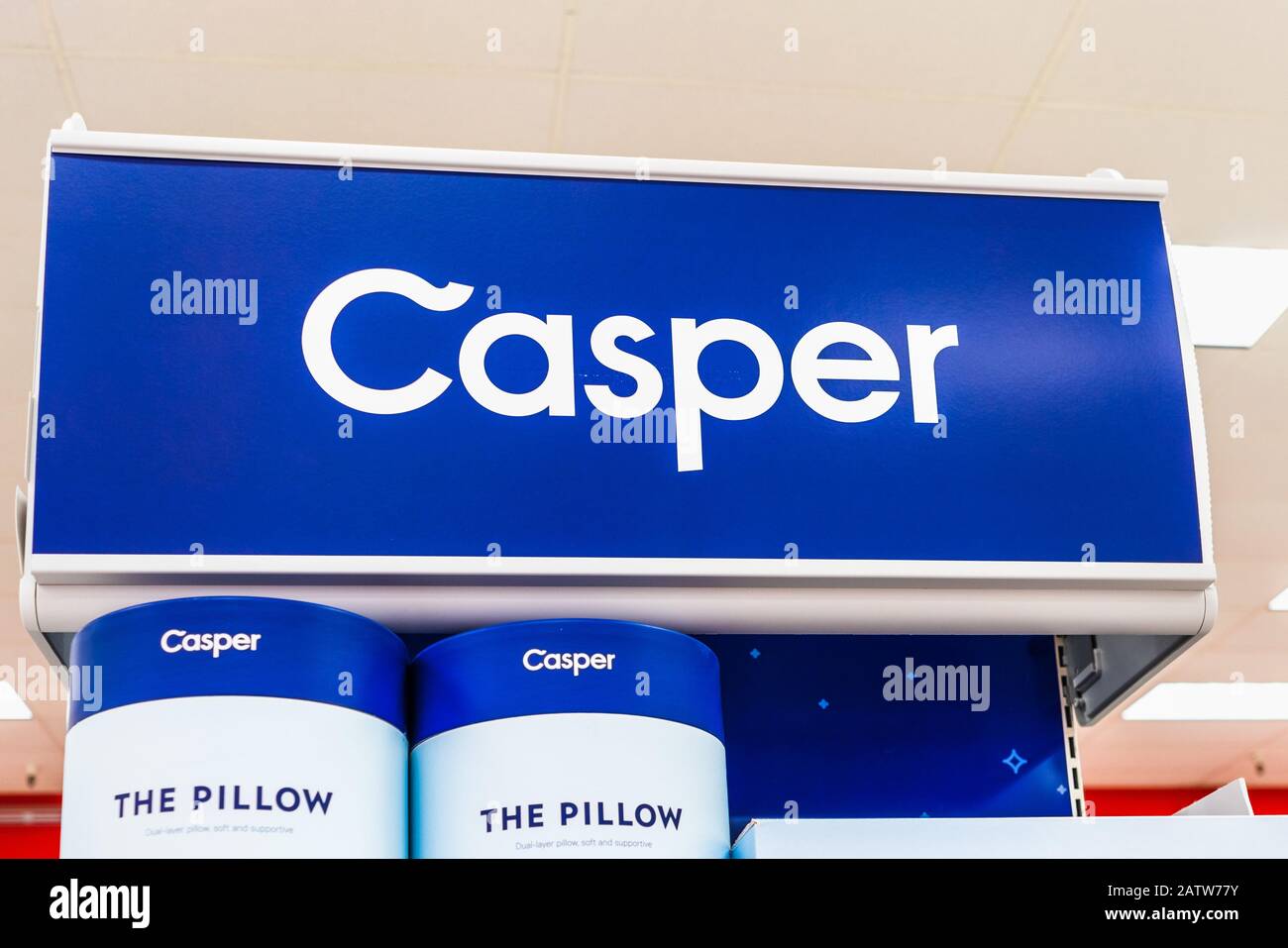 3. Februar 2020 Mountain View / CA / USA - Casper Produkte in einem lokalen Großhandel ausgestellt; Casper Sleep ist ein amerikanisches E-Commerce-Unternehmen, das verkauft Stockfoto