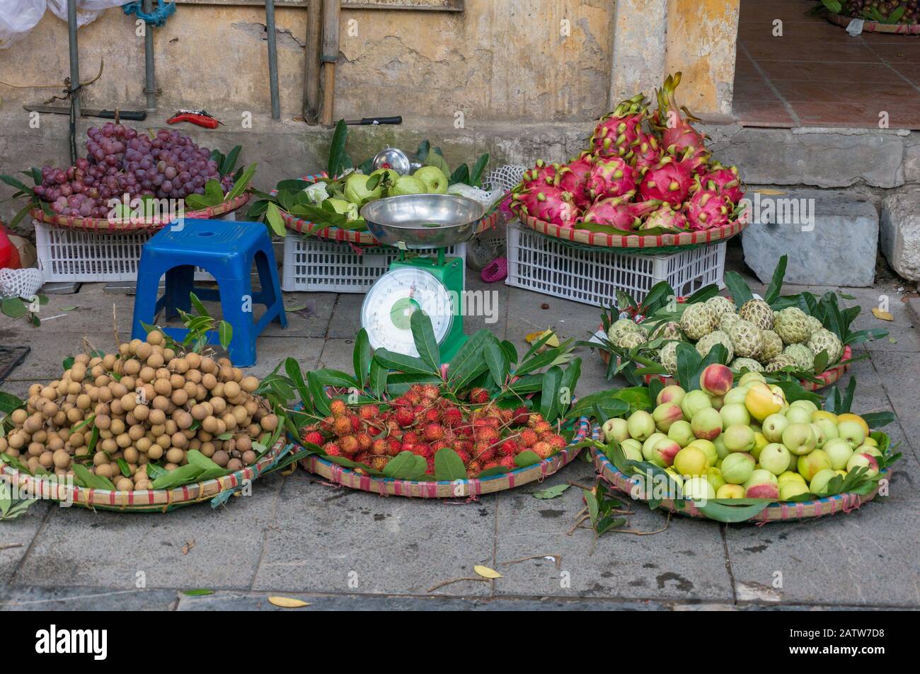 Tropische Früchte im Verkauf auf dem Straßenmarkt Ion Hanoi, Vietnam. Straßenmärkte sind Teil der traditionellen Kultur in Asien Stockfoto