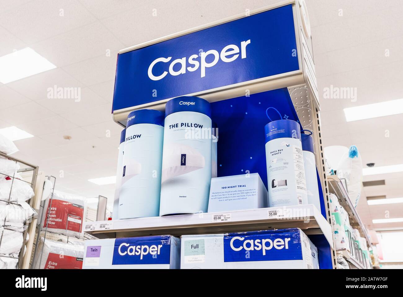 Februar 2020 Sunnyvale/CA/USA - Casper Produkte in einem lokalen Großhandel ausgestellt; Casper Sleep ist ein amerikanisches E-Commerce-Unternehmen, das slee verkauft Stockfoto
