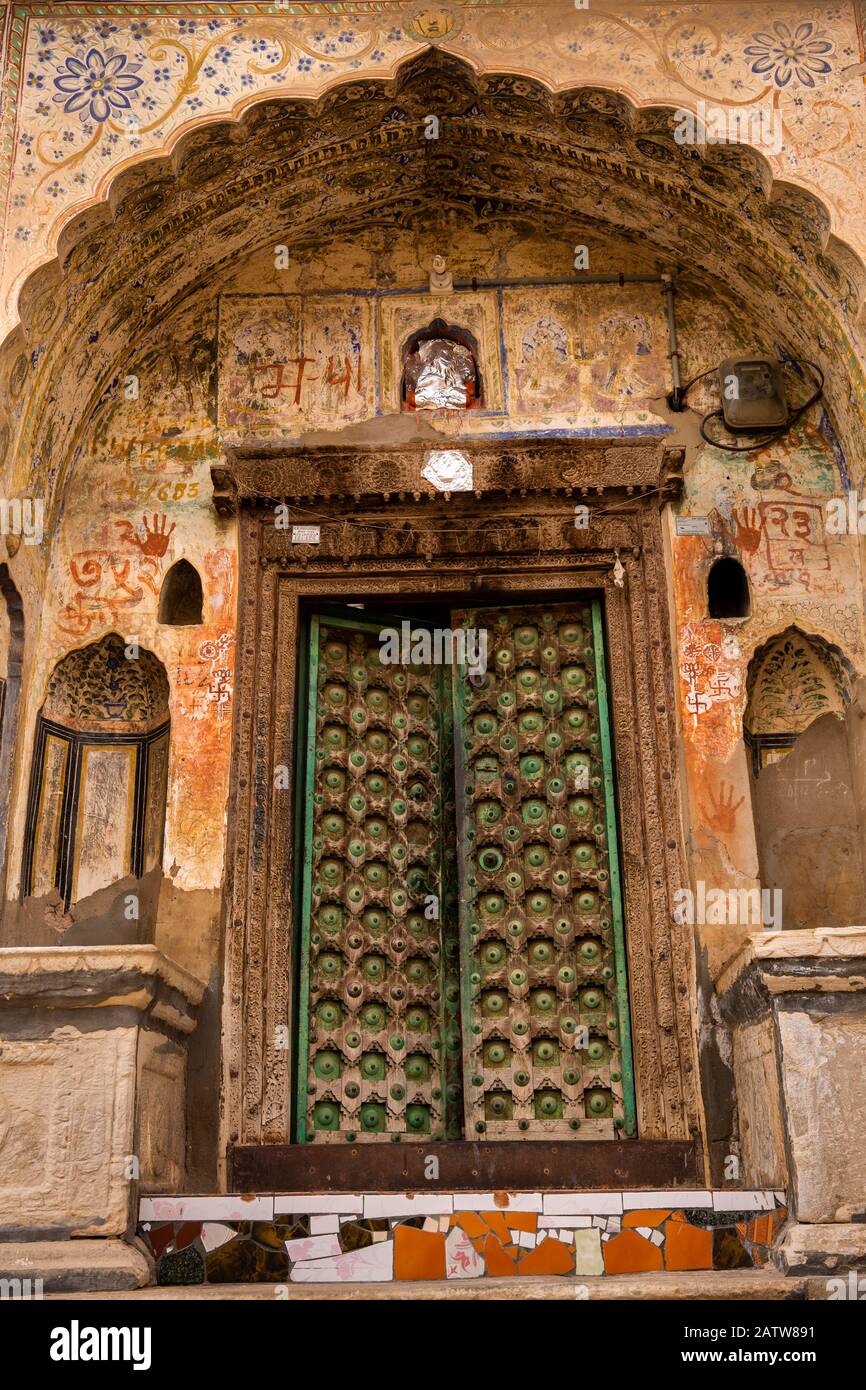 Indien, Rajasthan, Shekhawati, Ramgarh, kunstvoll dekorierte Haustür aus Haveli Stockfoto