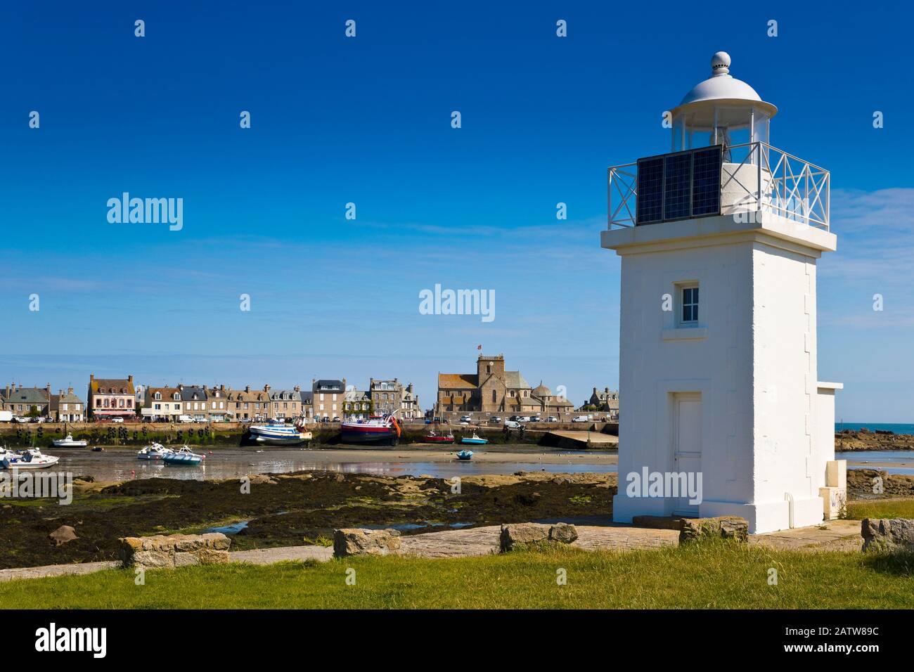 Leuchtturm von Barfleur Hafen, Cotentin, Normandie, Frankreich Stockfoto