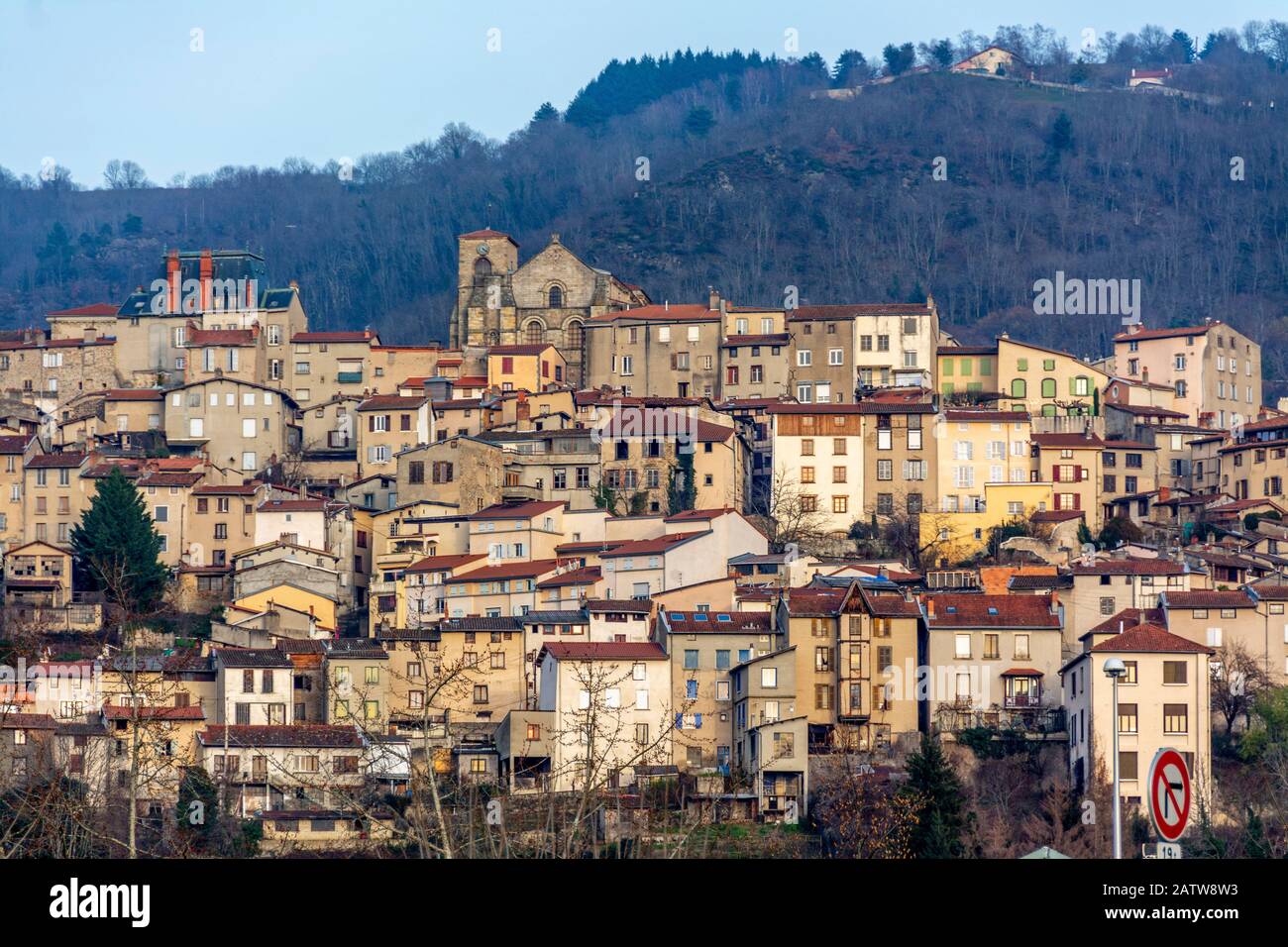 Blick auf Thiers Stadt. Besteckhauptstadt, Puy de Dome, Auvergne-Franc-Alpen, Frankreich Stockfoto