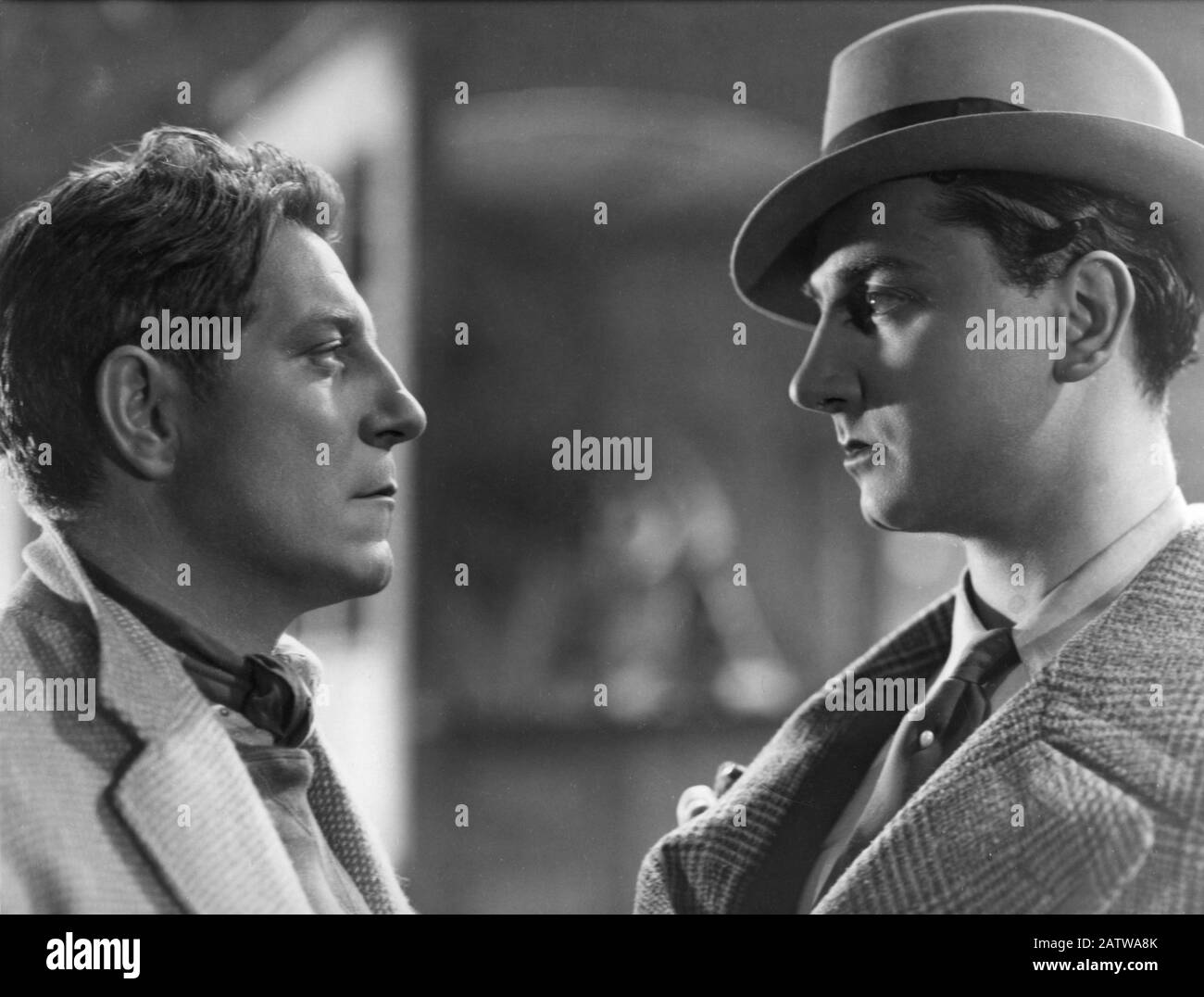 Jean GABIN als Jean und PIERRE BRASSEUR als Lucien in LE QUAI des BRUMES / DER HAFEN DER SCHATTEN 1938 Regisseur MARCEL CARNE Roman Pierre Dumarchais Szenario und Dialog Jacques Prevert Cine - Alliance / Les Films Osso Stockfoto