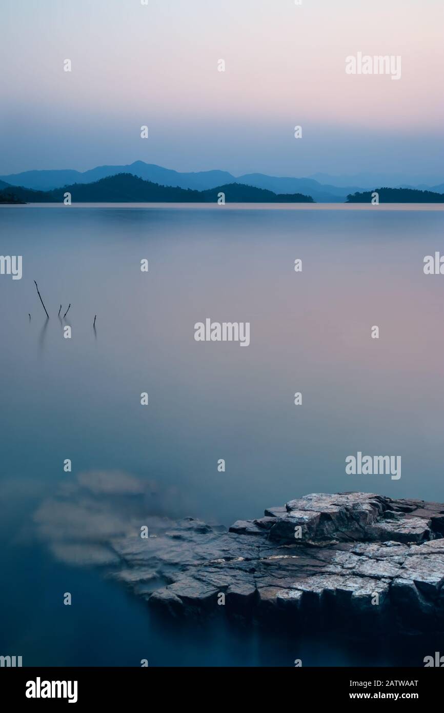 Schöner Blick auf den See in der Abenddämmerung bei Sonnenuntergang, blauer Ton Stockfoto