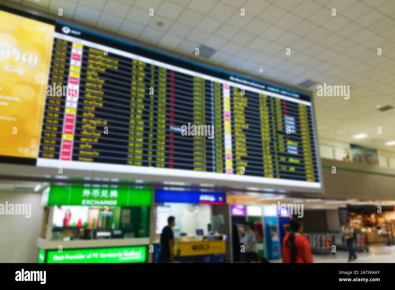 Abstrakter Zeitplan für Weichzeichnen digitaler Bildschirm am Flughafenterminal für den Hintergrund. Reisekonzept Stockfoto