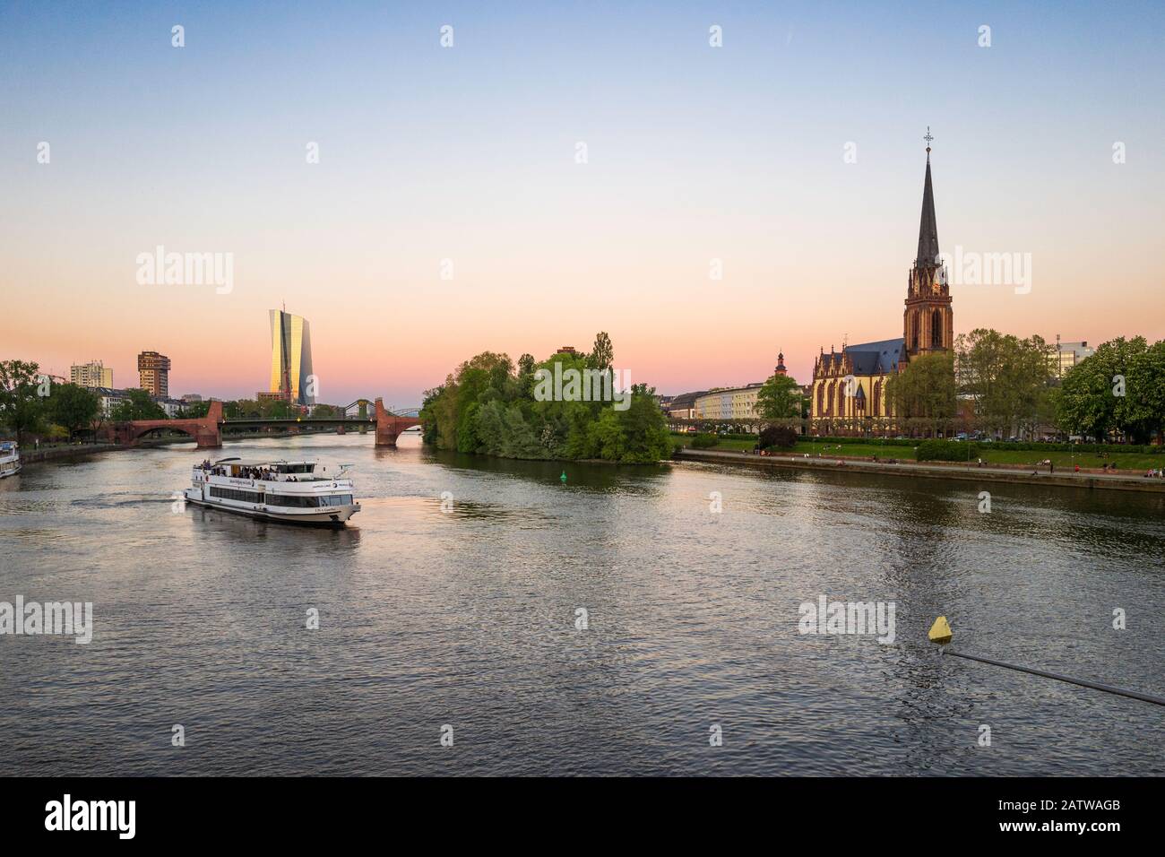 Blick auf den Main mit Hauptinsel, alte Brücke und Dreikönigskirche, Frankfurt am Main. Stockfoto
