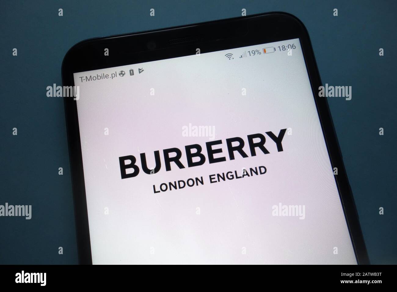 Burberry-Logo auf Smartphone Stockfoto