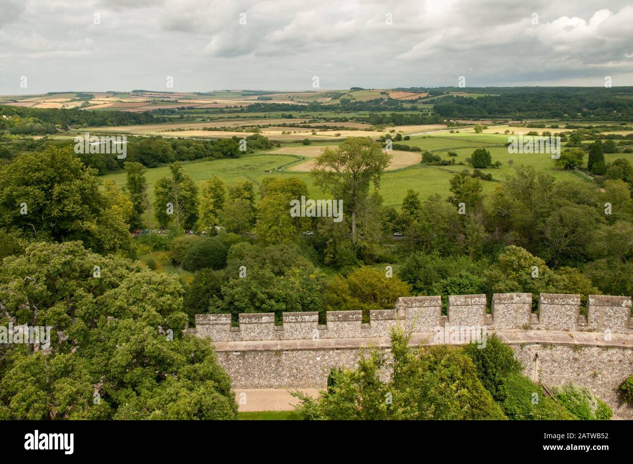 Blick von Arundel Castle über die Landschaft von Sussex mit sanften Hügeln, Feldern und Gehölzen. Stockfoto