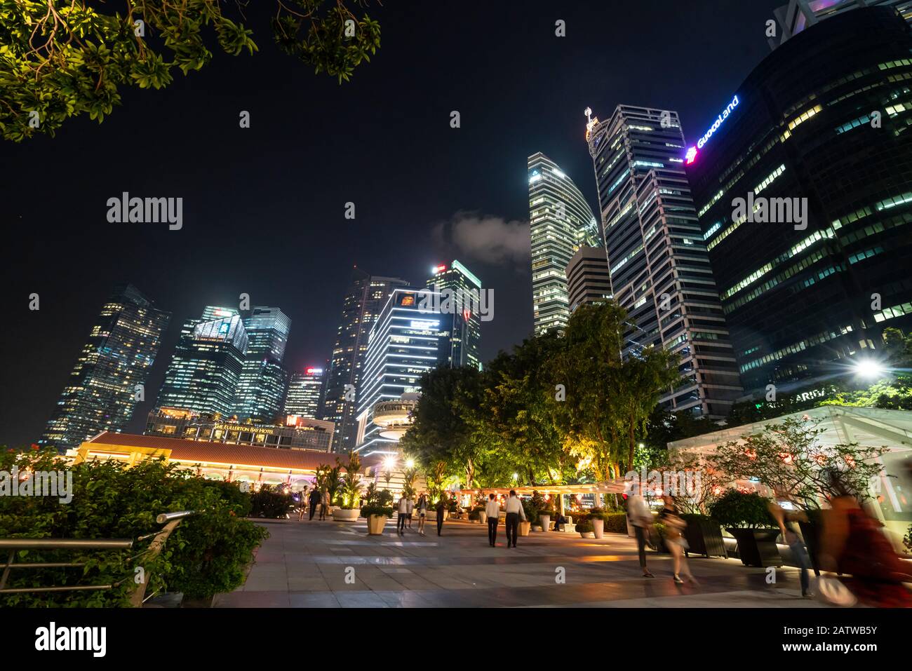 Singapur. Januar 2020. Nachtansicht der Marina Bay mit Wolkenkratzern im Hintergrund Stockfoto