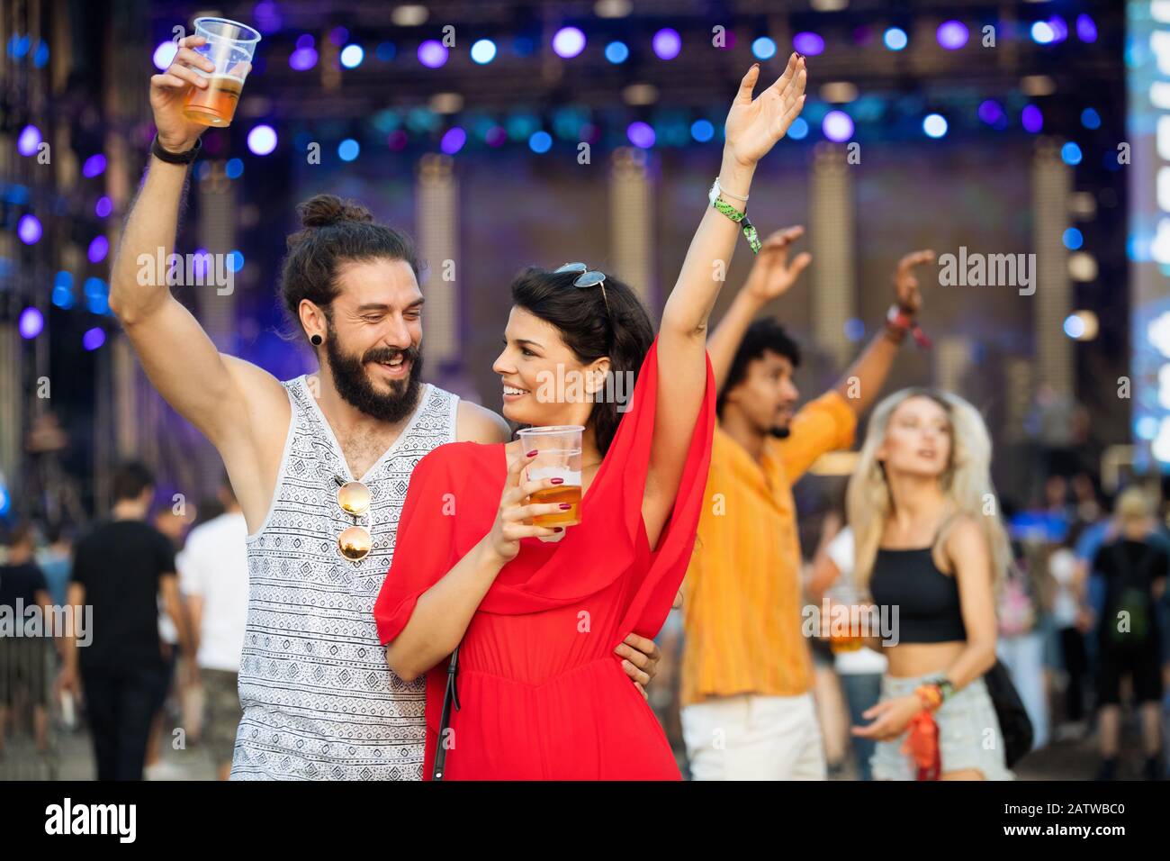 Fröhliche junge Gruppe von Freunden, die im Sommer Festivals besuchen Stockfoto