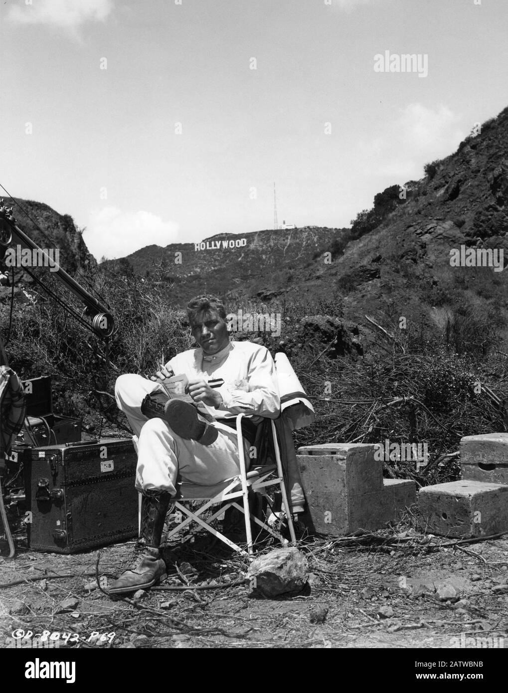 Burt LANCASTER im Kostüm der französischen Fremdenlegion am Set Location Candid im Bronson Canyon Griffith Park Los Angeles mit HOLLYWOOD-SCHILD hinten während der Dreharbeiten zu ZEHN GROSSEN MÄNNERN 1951 Regisseur Willis Goldbeck Norma Productions / Halburt Productions / Columbia Pictures Stockfoto