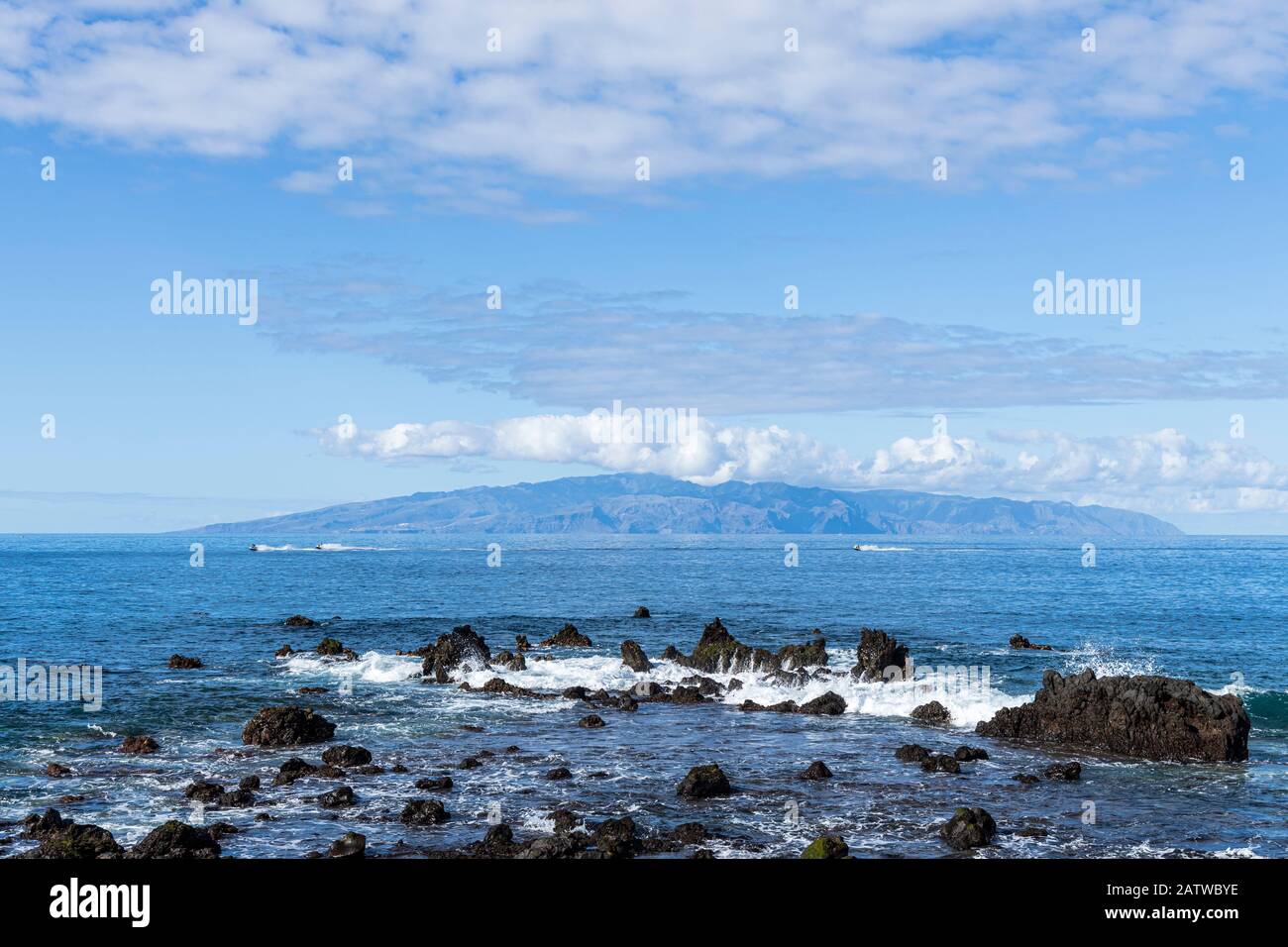 La Gomera an einem klaren Tag von der Westküste von Teneras an der Playa san Juan, Kanarische Inseln, Spanien Stockfoto