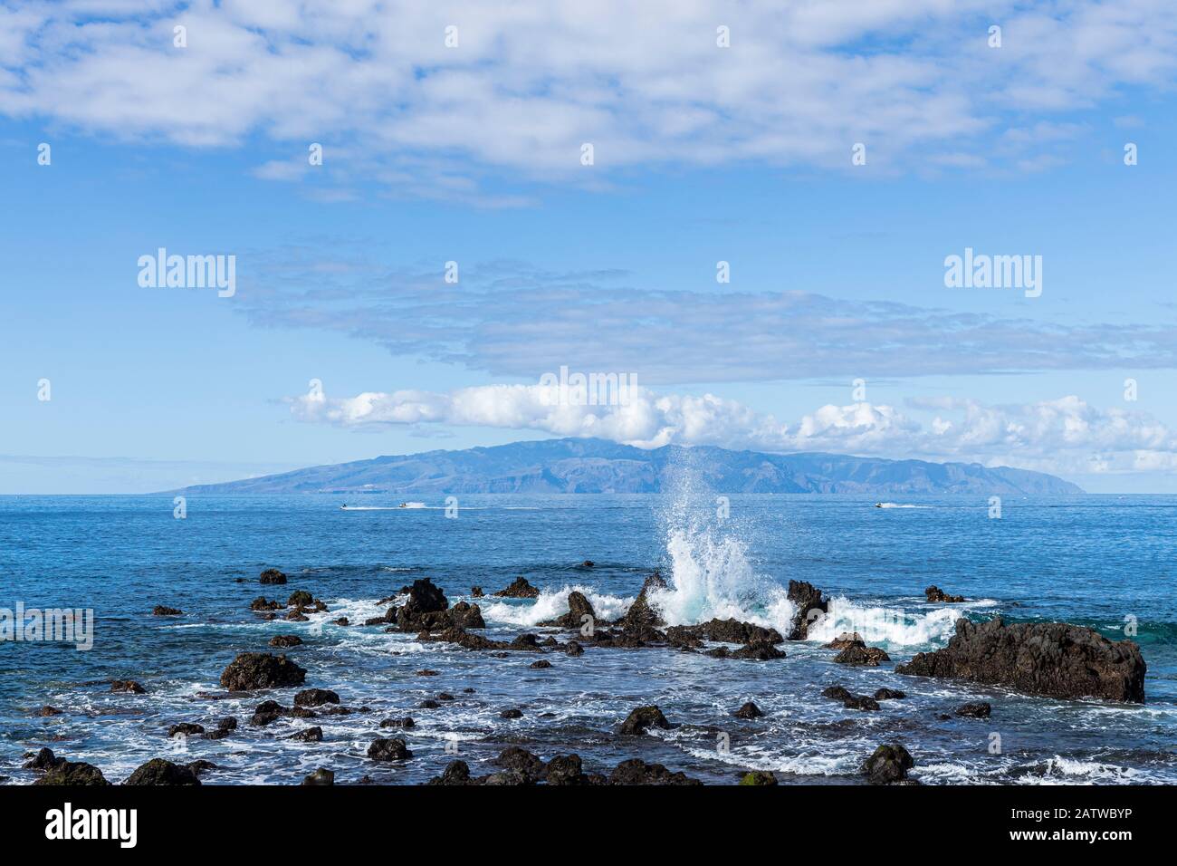 La Gomera an einem klaren Tag von der Westküste von Teneras an der Playa san Juan, Kanarische Inseln, Spanien Stockfoto