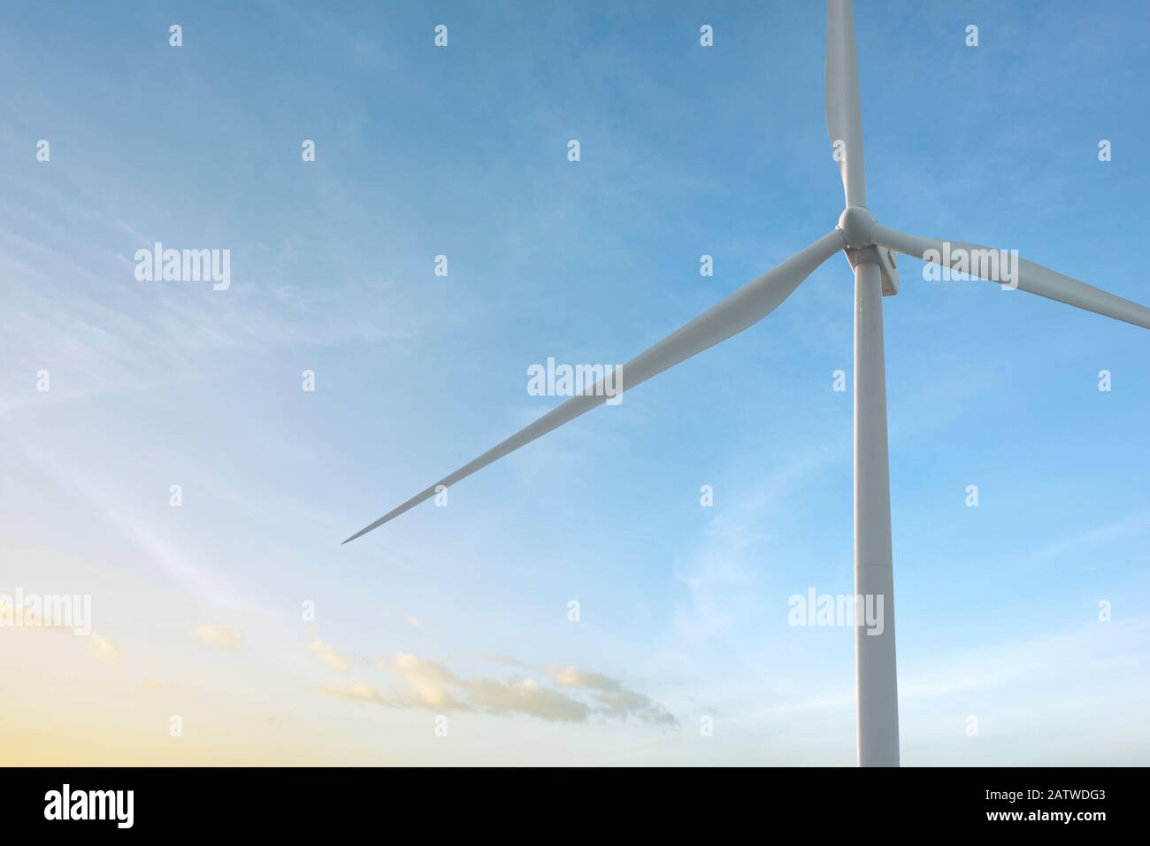 Nahwindturbine im Rotationsprinzip zur Erzeugung von Energie im Freien mit blauem Himmel Hintergrund, Erhaltung und nachhaltigem Energiekonzept. Stockfoto