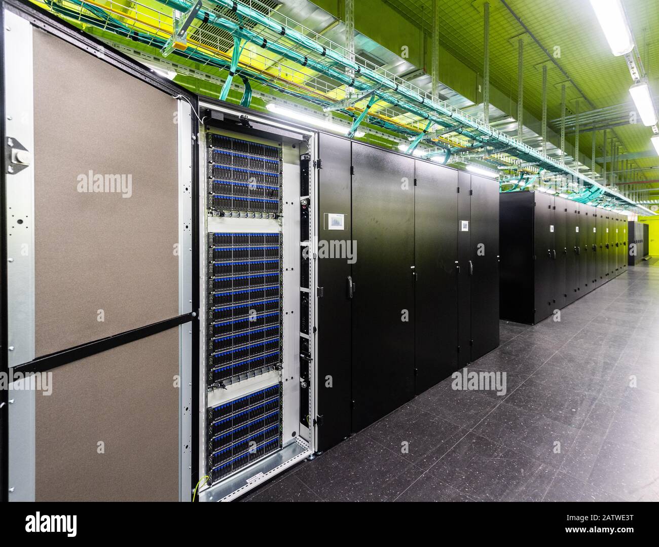 05. Februar 2020, Sachsen, Dresden: Blick auf die Speichersysteme des Hochleistungsrechners CARA (Computer for Advanced Research in Aerospace) des Deutschen Zentrums für Luft- und Raumfahrt (DLR). Der Hochleistungsrechner wurde im Rechenzentrum der Technischen Universität Dresden (TU Dresden) installiert und wird vom Zentrum für Informationsdienste und Hochleistungsrechnen (ZIH) betrieben. In Zukunft wird der Hochleistungsrechner in der Lage sein, hochgenaue und komplexe Simulationen durchzuführen, die die Einführung neuer Technologien in der Luft- und Raumfahrt beschleunigen. Foto: Robert Michael Stockfoto