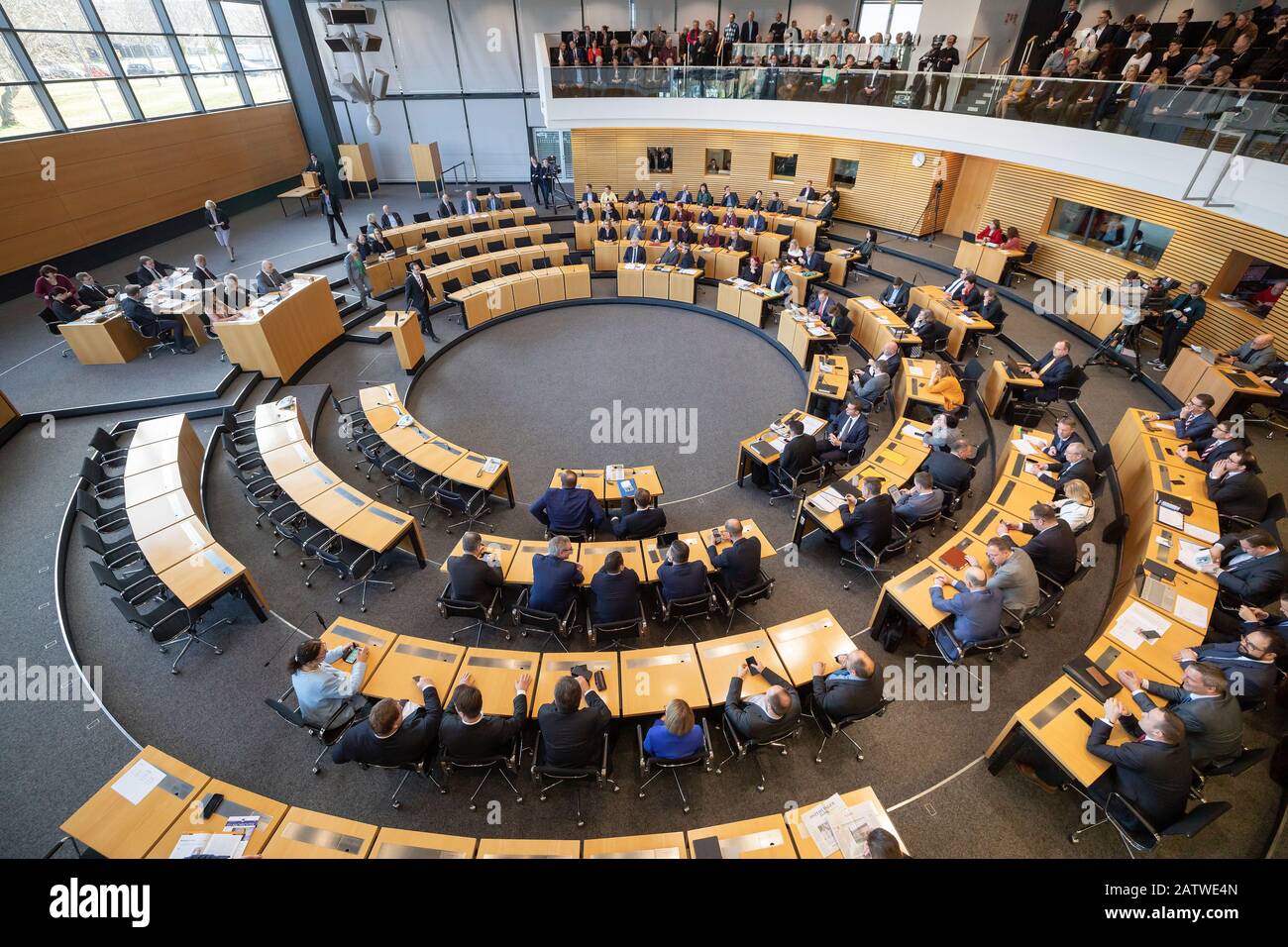 Erfurt, Deutschland. Februar 2020. Die Abgeordneten wählen im Thüringer Landtag den Ministerpräsidenten. Amtierender Premierminister Ramelow steht für die Wiederwahl. Die AfD-Bundestagsfraktion hat den parteilindessen ehrenamtlichen Bürgermeister Kindervater nominiert. Kredit: Michael Reichel / dpa / Alamy Live News Stockfoto