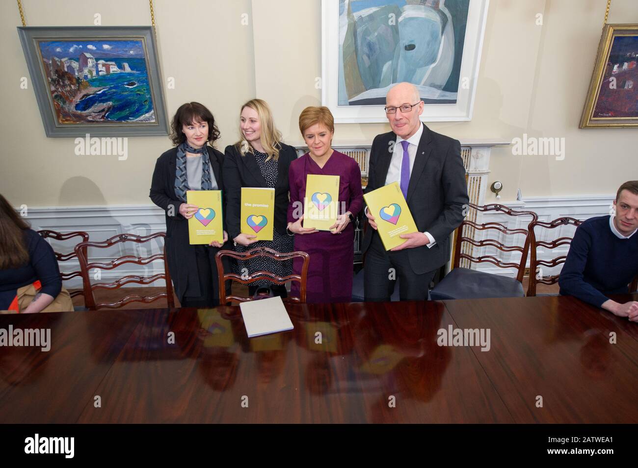 Edinburgh, Großbritannien. Februar 2020. Abbildung: (L-R) V; Laura Beveridge - Independent Care Review; Nicola Sturgeon MSP - Erste Ministerin Schottlands und Leiterin der Scottish National Party (SNP); John Swinney MSP - Stellvertretender Erster Minister Schottlands. Nicola Sturgeon - Der Erste schottische Minister erhält eine Kopie des Berichts Zur Unabhängigen Pflegeüberprüfung von Laura Beveridge und Care erfahrene junge Leute Credit: Colin Fisher/Alamy Live News Stockfoto