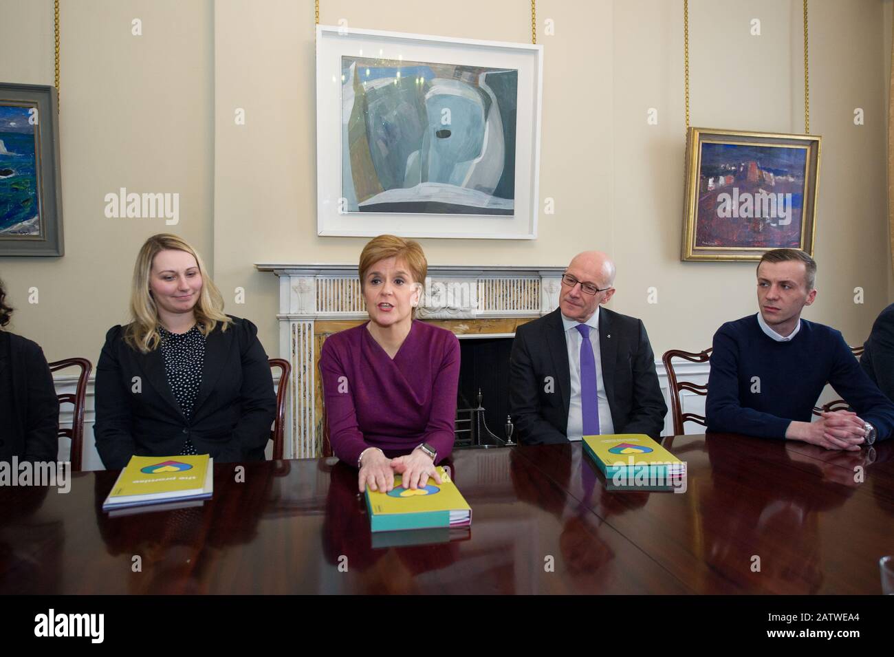 Edinburgh, Großbritannien. Februar 2020. Abgebildet: (L-R) Laura Beveridge - Independent Care Review; Nicola Sturgeon MSP - Erste Ministerin Schottlands und Leiterin der Scottish National Party (SNP); John Swinney MSP - Stellvertretender Erster Minister Schottlands. Nicola Sturgeon - Der Erste schottische Minister erhält eine Kopie des Berichts Zur Unabhängigen Pflegeüberprüfung von Laura Beveridge und Care erfahrene junge Leute Credit: Colin Fisher/Alamy Live News Stockfoto