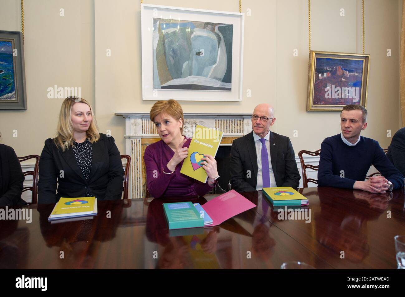 Edinburgh, Großbritannien. Februar 2020. Abgebildet: (L-R) Laura Beveridge - Independent Care Review; Nicola Sturgeon MSP - Erste Ministerin Schottlands und Leiterin der Scottish National Party (SNP); John Swinney MSP - Stellvertretender Erster Minister Schottlands. Nicola Sturgeon - Der Erste schottische Minister erhält eine Kopie des Berichts Zur Unabhängigen Pflegeüberprüfung von Laura Beveridge und Care erfahrene junge Leute Credit: Colin Fisher/Alamy Live News Stockfoto