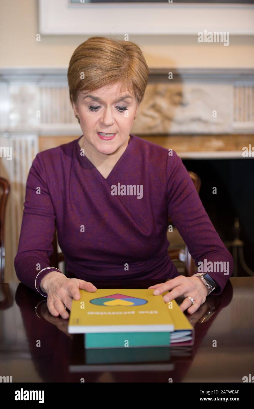 Edinburgh, Großbritannien. Februar 2020. Abgebildet: Nicola Sturgeon MSP - Erster Minister von Schottland und Führer der Scottish National Party (SNP). Nicola Sturgeon - Der Erste schottische Minister erhält eine Kopie des Berichts Zur Unabhängigen Pflegeüberprüfung von Laura Beveridge und Care erfahrene junge Leute Credit: Colin Fisher/Alamy Live News Stockfoto