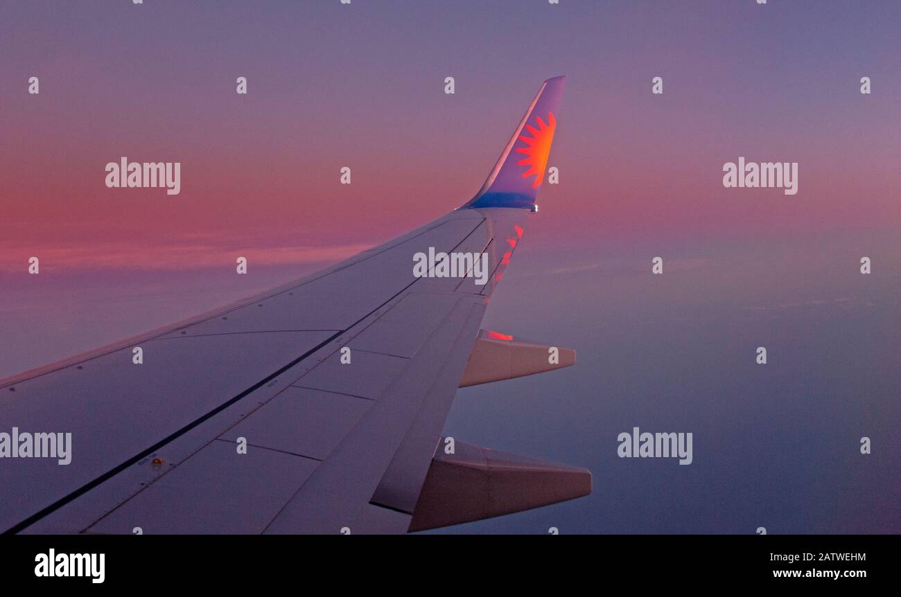 Sonnenuntergang, Flügel eines Jet 2.com Urlaubs-Flugzeuges, im Flug Stockfoto