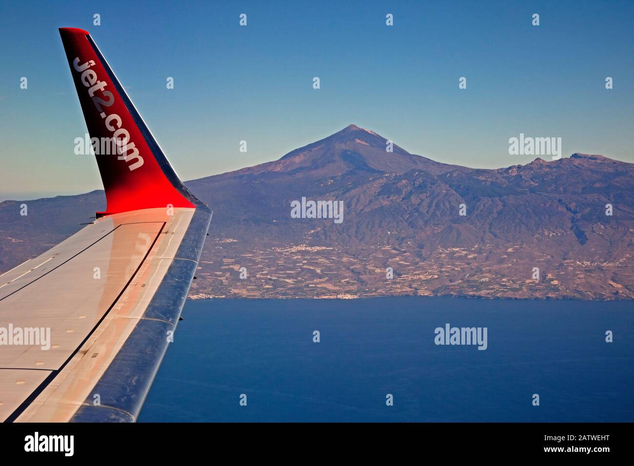 Teide Berg und der Flügel eines Jet 2.com Urlaub Flugzeug, Tena, Norden, Spanien Stockfoto