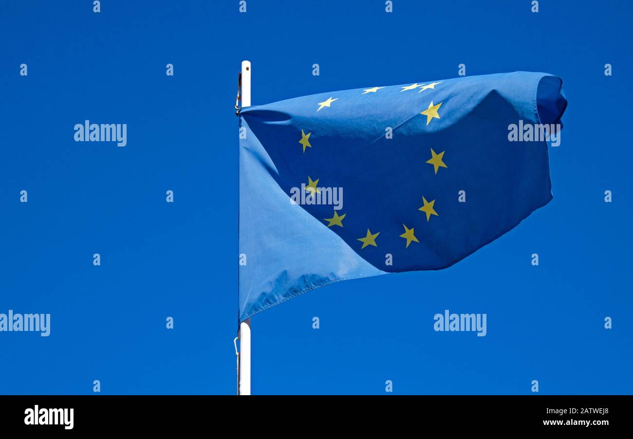 Europäische Flagge, auf Flaggenmast bei strahlendem Sonnenschein mit blauem Himmelshintergrund, Kanarische Inseln, Teneras, Spanien Stockfoto