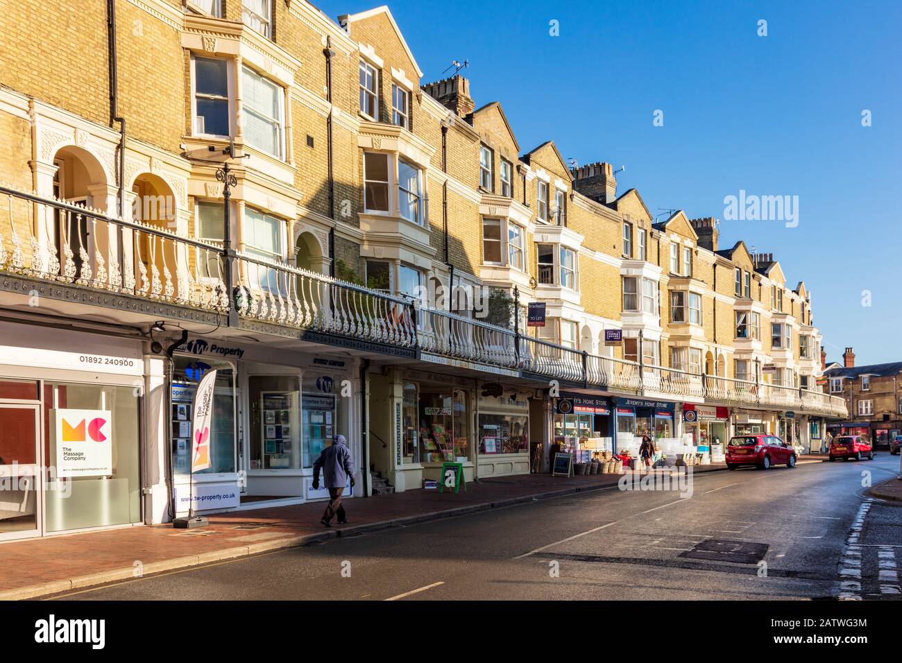 Attraktive Parade von Geschäften an der Monson Road, Tunbridge Wells, mit Wohnungen oben mit Balkon und dekorativer Schmiedeeiserner Balustrade, Kent, Großbritannien Stockfoto