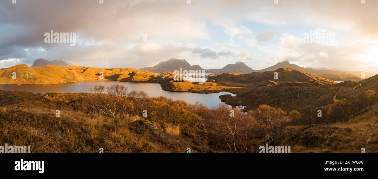 Berge von Assynt und Loch Sionasgaig im Regen, Sutherland, Schottland, Großbritannien. November. Stockfoto