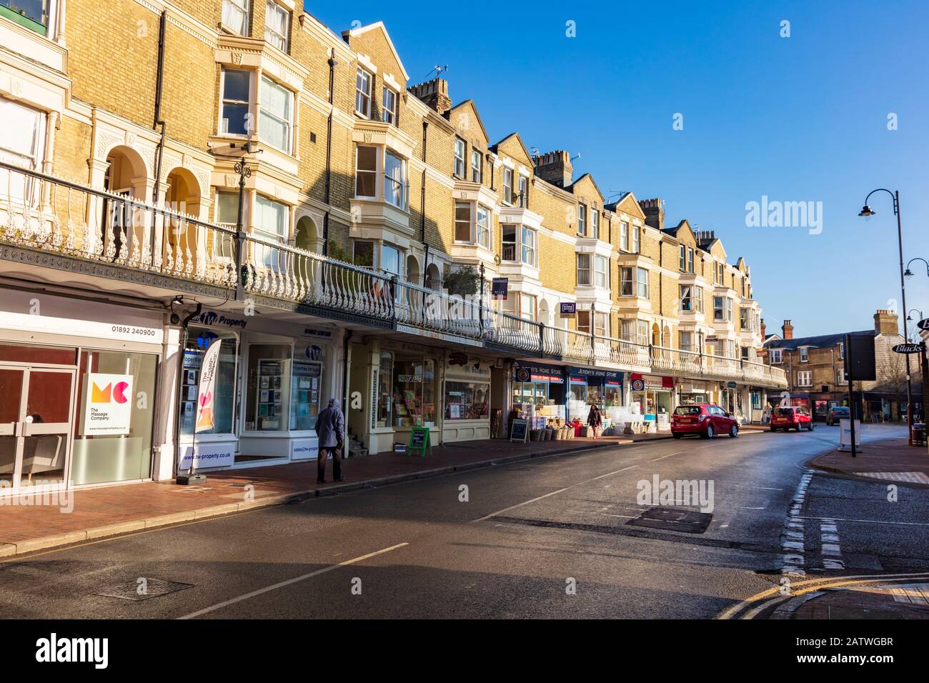 Attraktive Parade von Geschäften an der Monson Road, Tunbridge Wells, mit Wohnungen oben mit Balkon und dekorativer Schmiedeeiserner Balustrade, Kent, Großbritannien Stockfoto