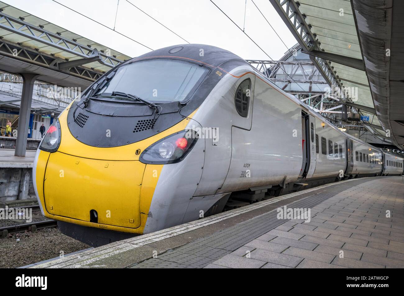 Alstom Klasse 390 Pendolino Hochgeschwindigkeitszug in Avanti West Coast Lackierung wartet auf einem Bahnsteig in Großbritannien. Stockfoto