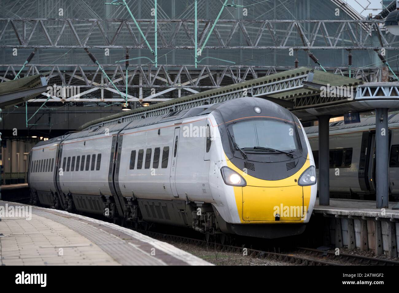 Alstom Klasse 390 Pendolino Hochgeschwindigkeitszug in Avanti West Coast Lackierung wartet auf einem Bahnsteig in Großbritannien. Stockfoto