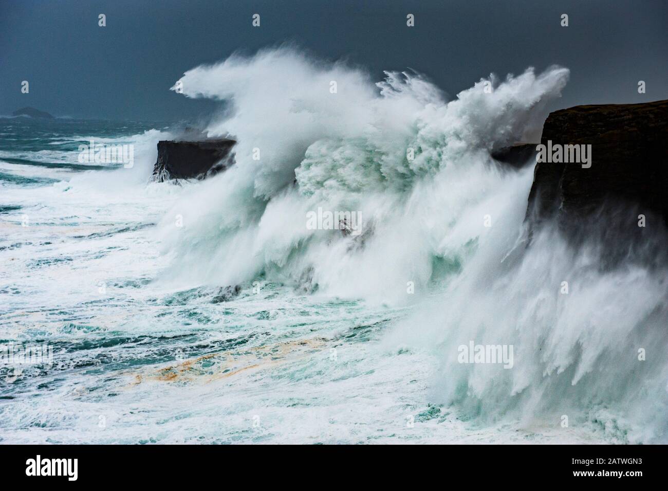 Großer Sturm trifft auf Klippen, mit Wellen, die über die Spitze brechen,  Shetland, Schottland, Großbritannien, Juli Stockfotografie - Alamy