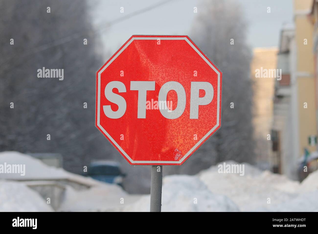 Straßenschild auf weißem Hintergrund. Verkehrssicherheitskonzept. Straßenschild. Stockfoto