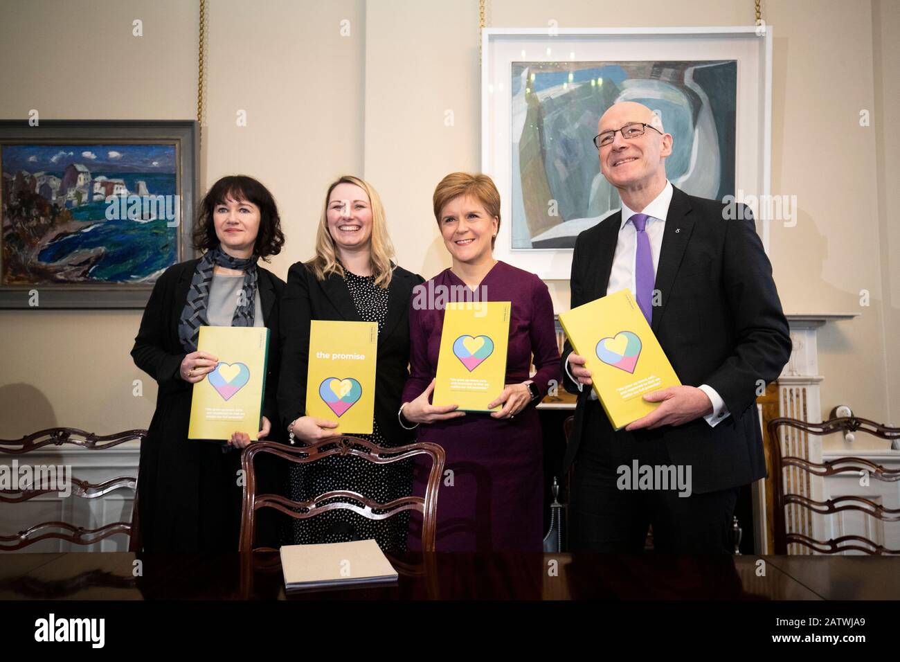 (Von links nach rechts) Vorsitzende Fiona Duncan, Panelmitglied Laura Beveridge, Erster Minister Nicola Sturgeon und stellvertretender Erster Minister John Swinney mit Kopien des Berichts Zur Unabhängigen Pflegeüberprüfung im Bute House, Edinburgh, nach der Veröffentlichung des Berichts Zur Unabhängigen Pflegeüberprüfung. Stockfoto