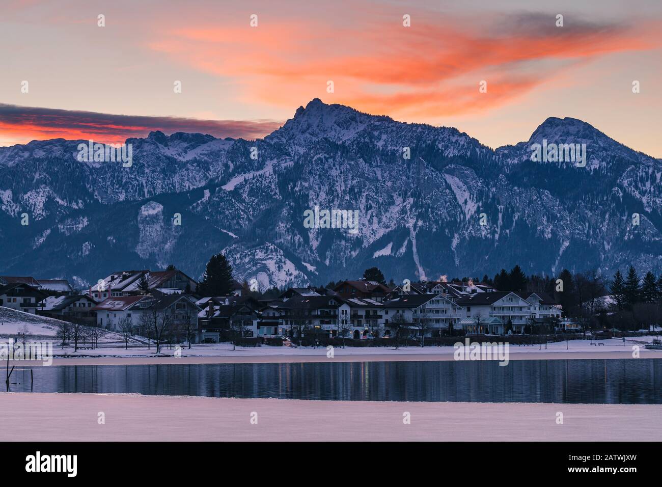 Winteraufgang am Hopfensee mit den Karwendelbergen im Hintergrund, Bayern, Deutschland. Stockfoto