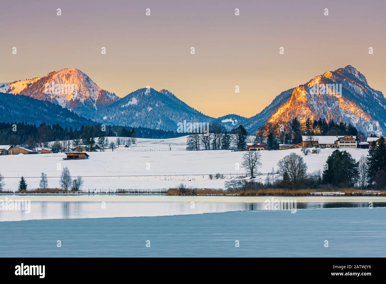 Winteraufgang am Hopfensee mit den Karwendelbergen im Hintergrund, Bayern, Deutschland. Stockfoto