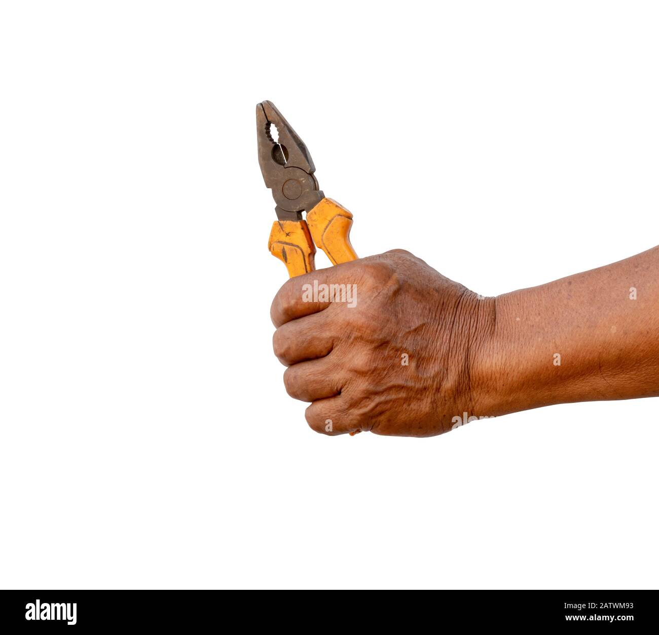 Die Hand des Mechanikers hält eine Zange, die auf weißem Hintergrund mit Beschneidungspfaden isoliert ist. Stockfoto