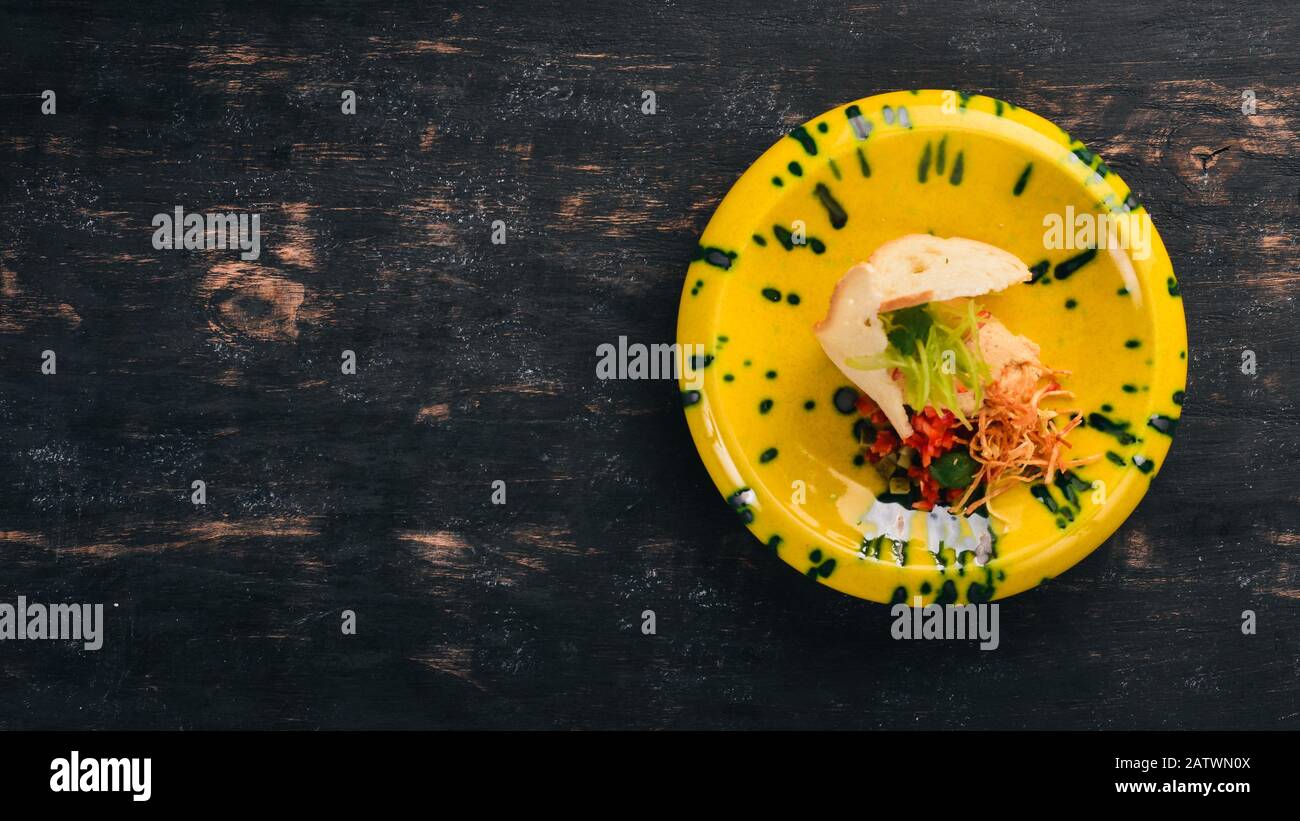 Lachspaste und Frisches Gemüse auf Toastbrot. Kalte Snacks. Auf schwarzem Holzhintergrund. Kopierbereich. Stockfoto