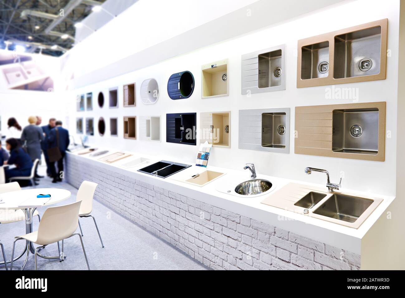 Ausstellung von Küchenwaschbecken für Möbel im Laden Stockfoto