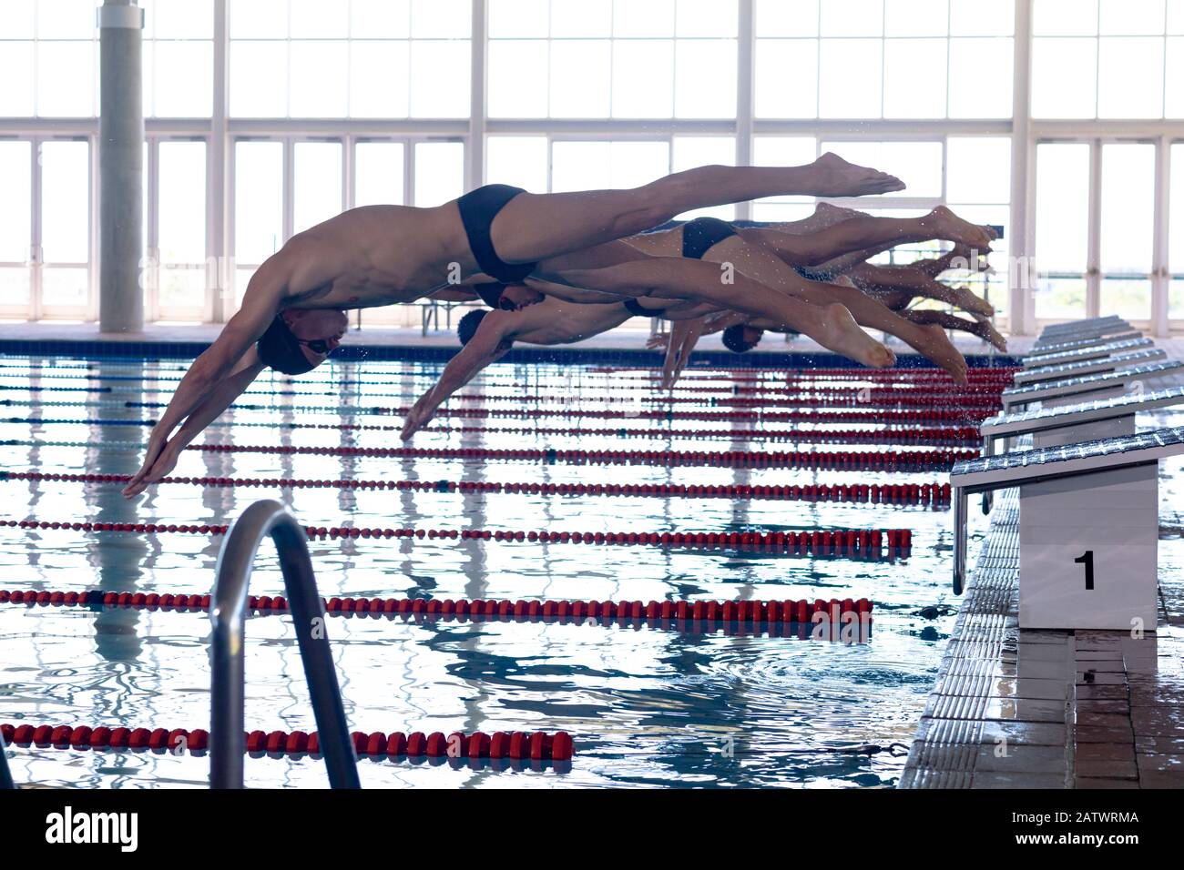 Schwimmer tauchen im Pool Stockfoto