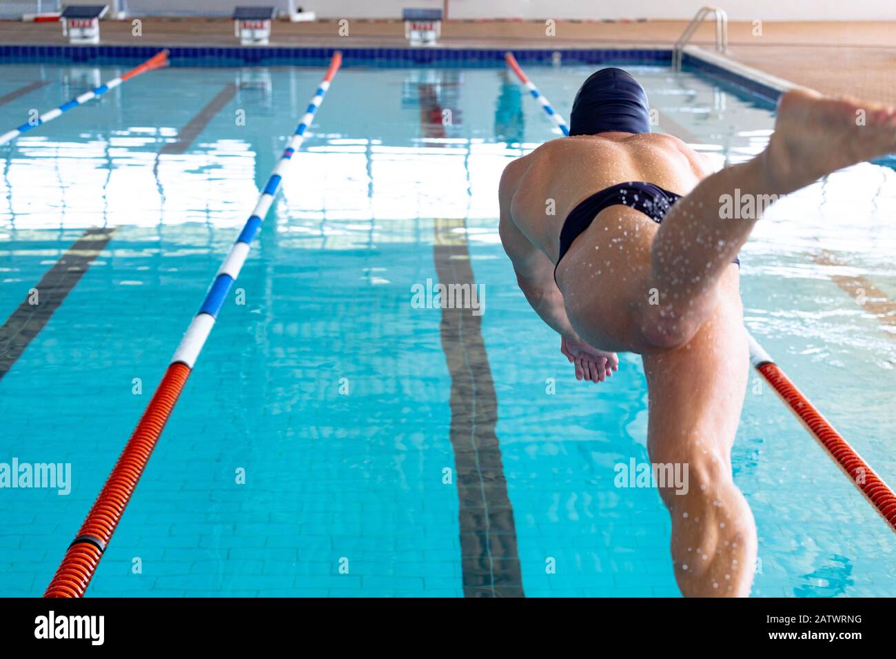 Schwimmer stürzt in den Pool Stockfoto