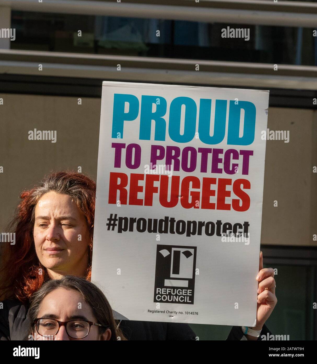 London, Großbritannien. Februar 2020. "Amnesty International hält eine Demonstration außerhalb Westminster ab, um gegen die 'destruktiven' Flüchtlingswiedervereinigungsgesetze der Regierung zu protestieren. Die Demonstration, zu der auch Schulkinder, Aktivisten und Flüchtlinge gehören, zeigt ein Banner mit mehrfarbigen Schriftzügen, die "Familien gehören zusammen" sagen, und wird von Aktivisten verfolgt, die eine 70.000-starke Petition an das Innenministerium abgeben. Kredit: Ian Davidson/Alamy Live News Stockfoto