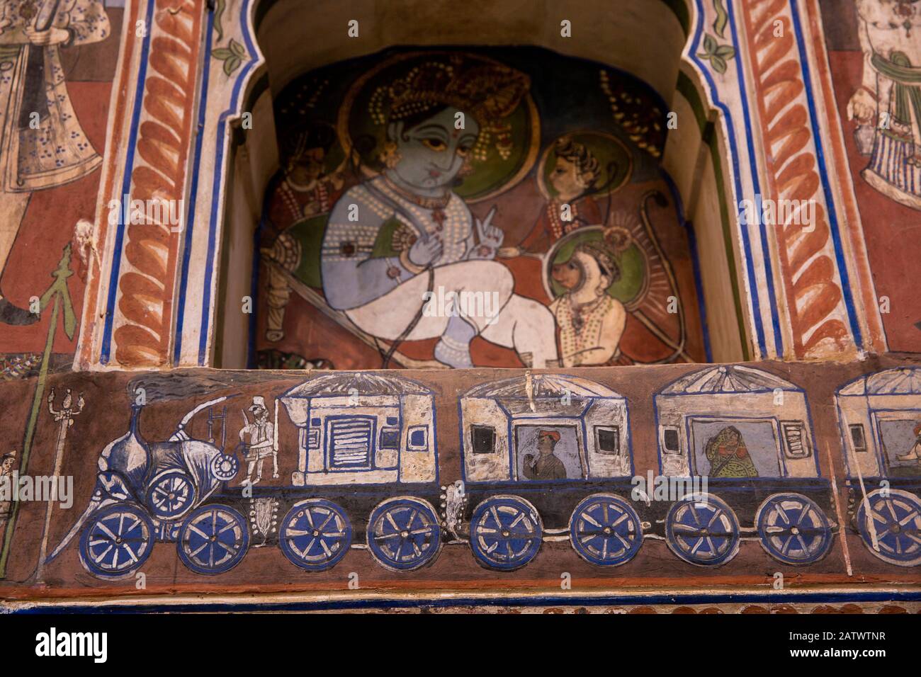 Indien, Rajasthan, Shekhawati, Dundlod, Tunanram Goenka (seth rus das) Haveli, restaurierte Wohnung von wohlhabendem Händler, Hof, bemaltem Zug und Wagen Stockfoto