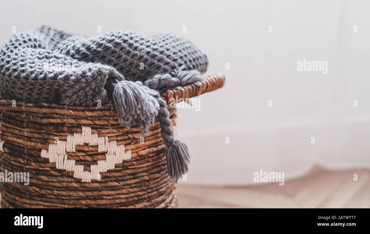 Korbkorb mit warmer Wolldecke Stockfoto