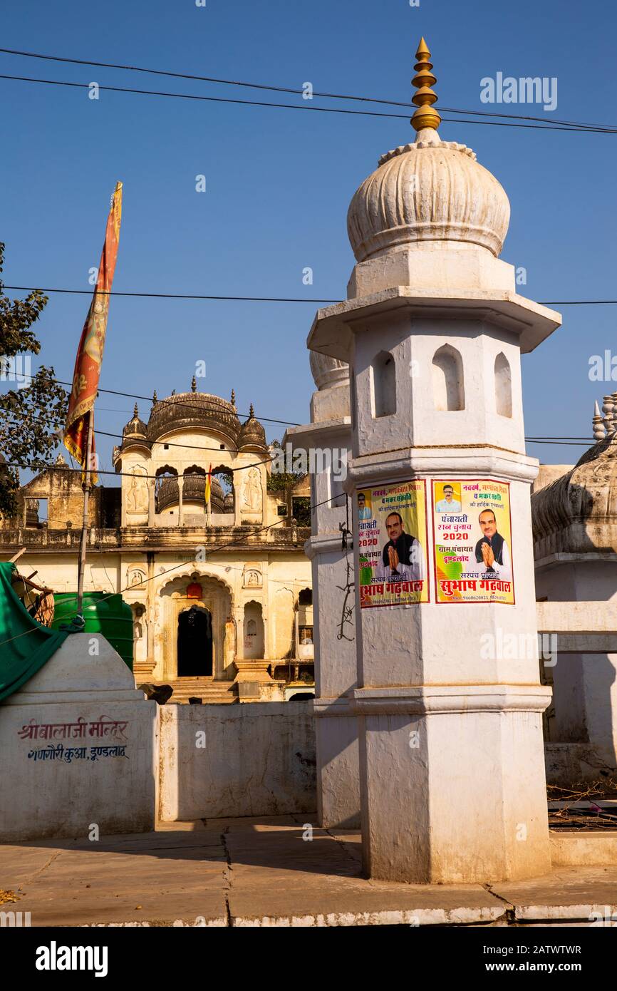Indien, Rajasthan, Shekhawati, Dundlod, weiß gestrichene Türme rund um den traditionellen Brunnen im Zentrum der Stadt Stockfoto